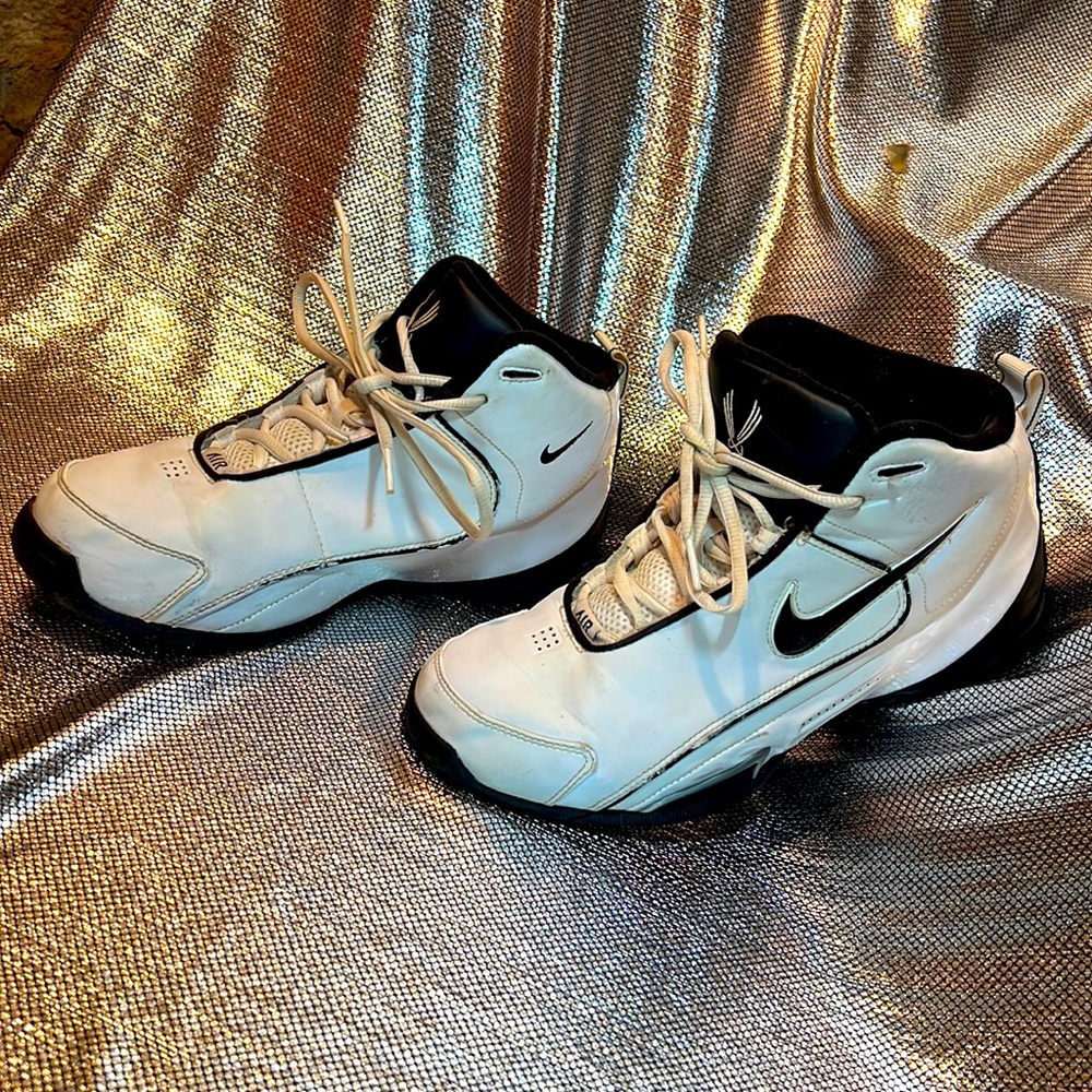 Mens Nike Air White Basketball Running Shoes size 9 with Black details nice 👍